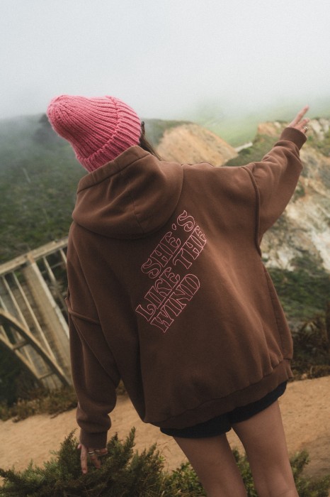 Boyfriend hoodie She's like The Wind Vintage Brown z efektem sprania 